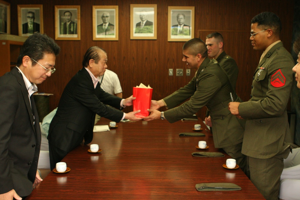 Leaders meet and exchange gifts