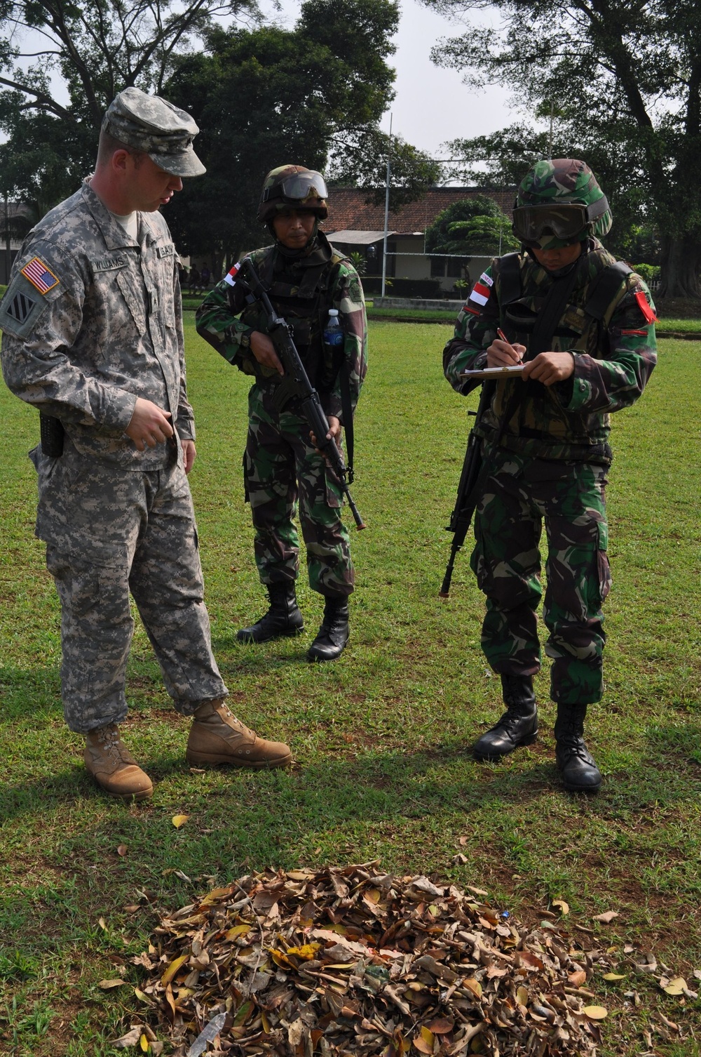 US soldiers share tactical knowledge with Indonesian armed forces