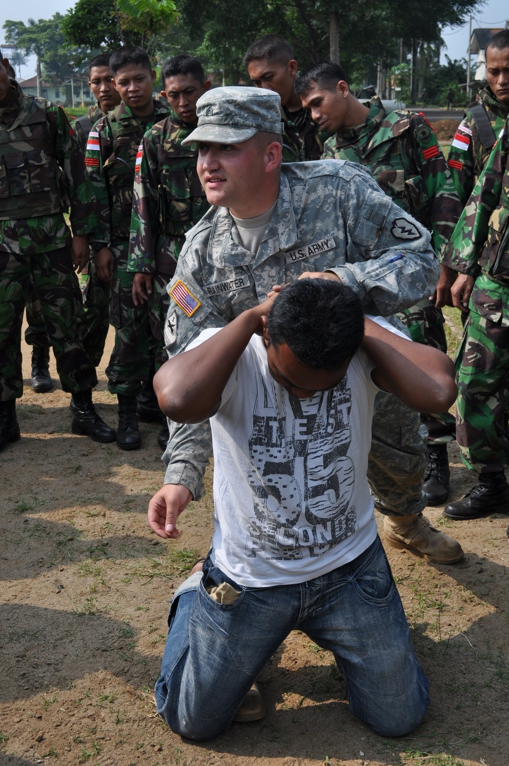 US soldiers share tactical knowledge with Indonesian armed forces