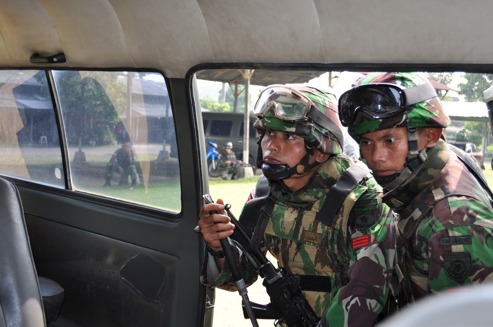 US soldiers share tactical knowledge with Indonesian armed forces