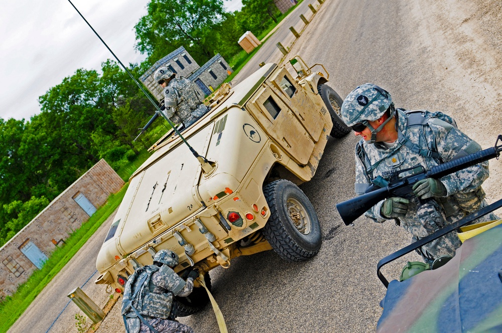 1st BCT soldier train prior to deployment