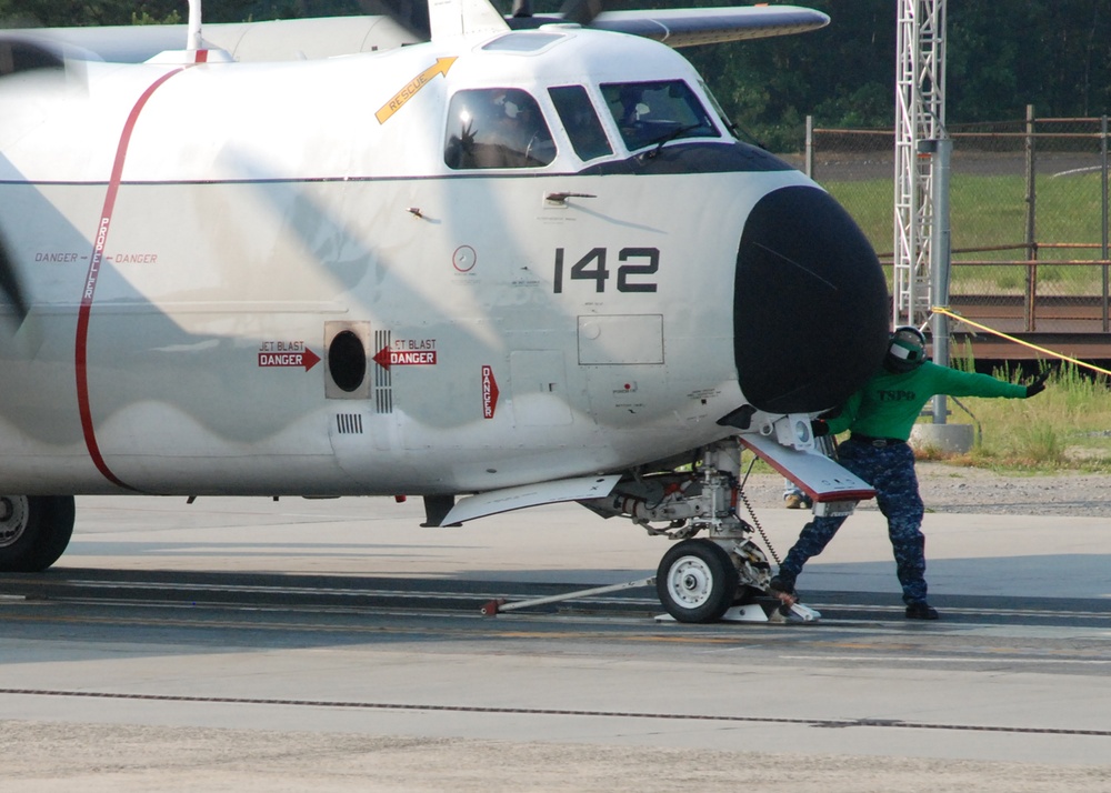 DVIDS - Images - C-2A Greyhound launch [Image 2 of 2]
