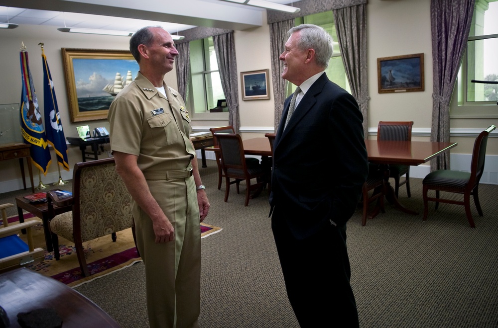 Mabus congratulates Greenert