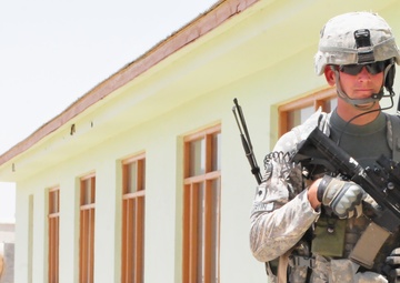Task Force Gridley soldier pulls security during Gen. Blake's visit