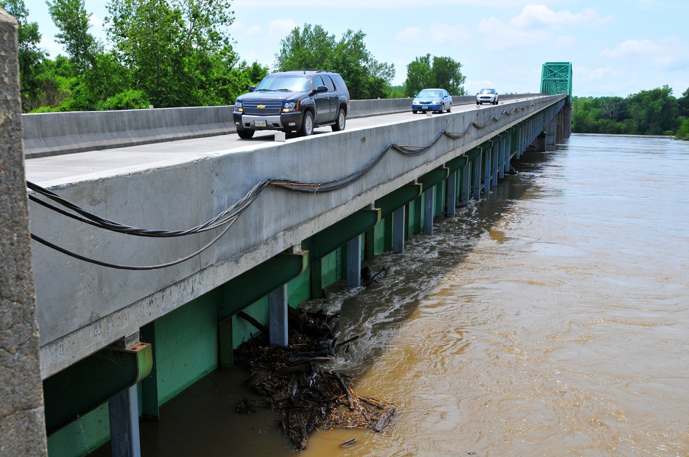 Missouri Guardsmen respond to levee overtop