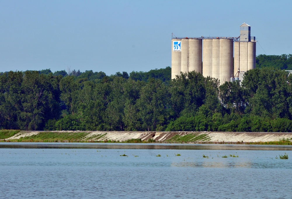 Missouri Guardsmen respond to levee overtop