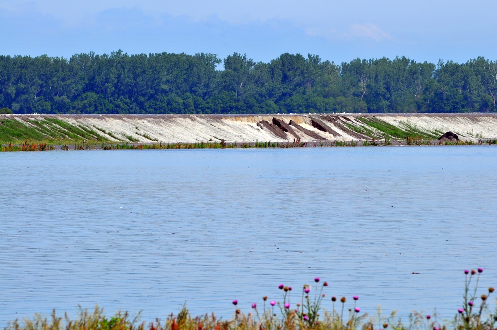 Missouri Guardsmen respond to levee overtop