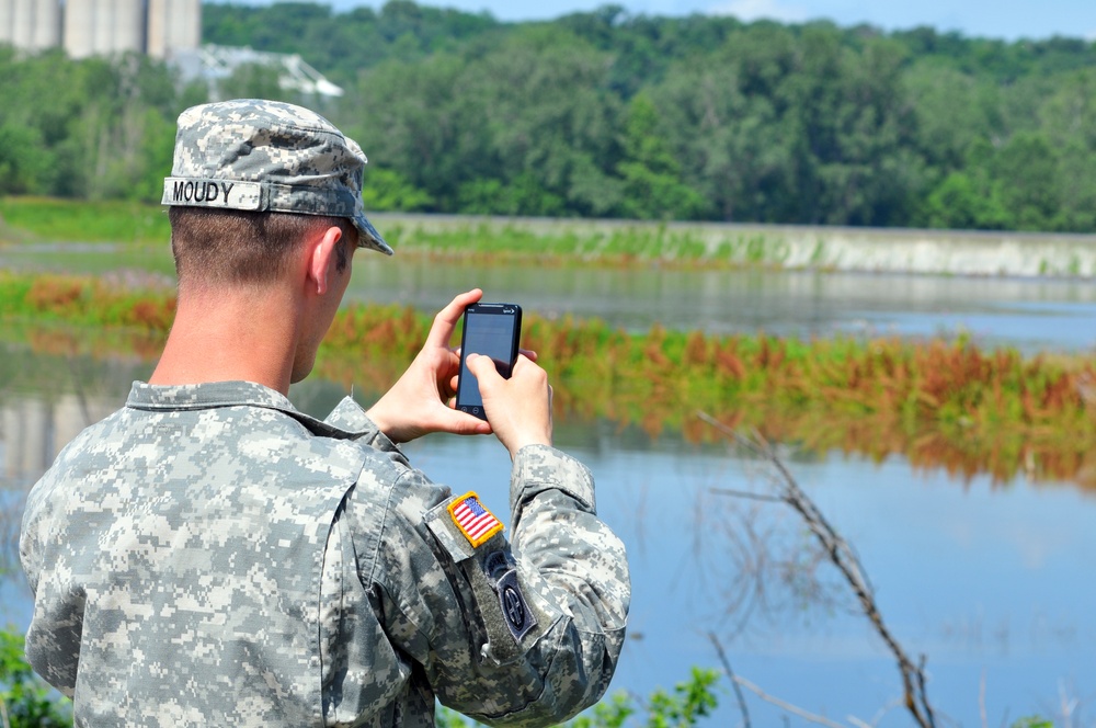 Missouri Guardsmen respond to levee overtop