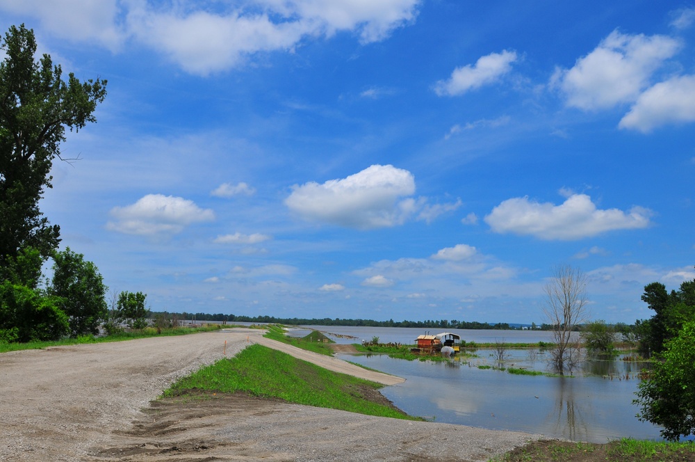 Missouri Guardsmen respond to levee overtop