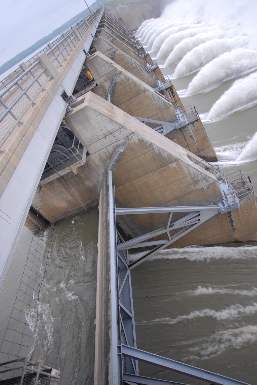 Gavins Point dam sustains 150,000 CFS