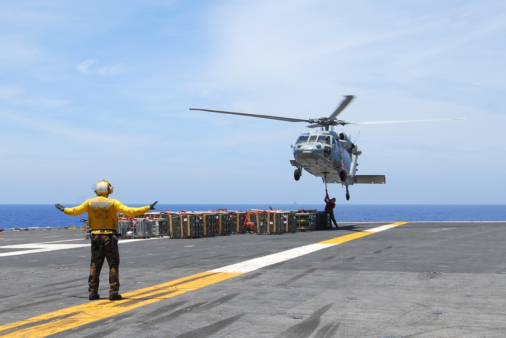 MH-60S Sea Hawk lands aboard USS George Washington