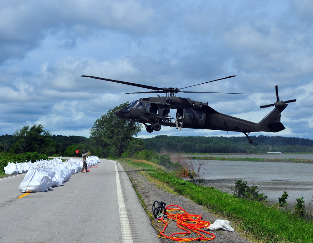 Missouri Guard Black Hawk helps in flood effort