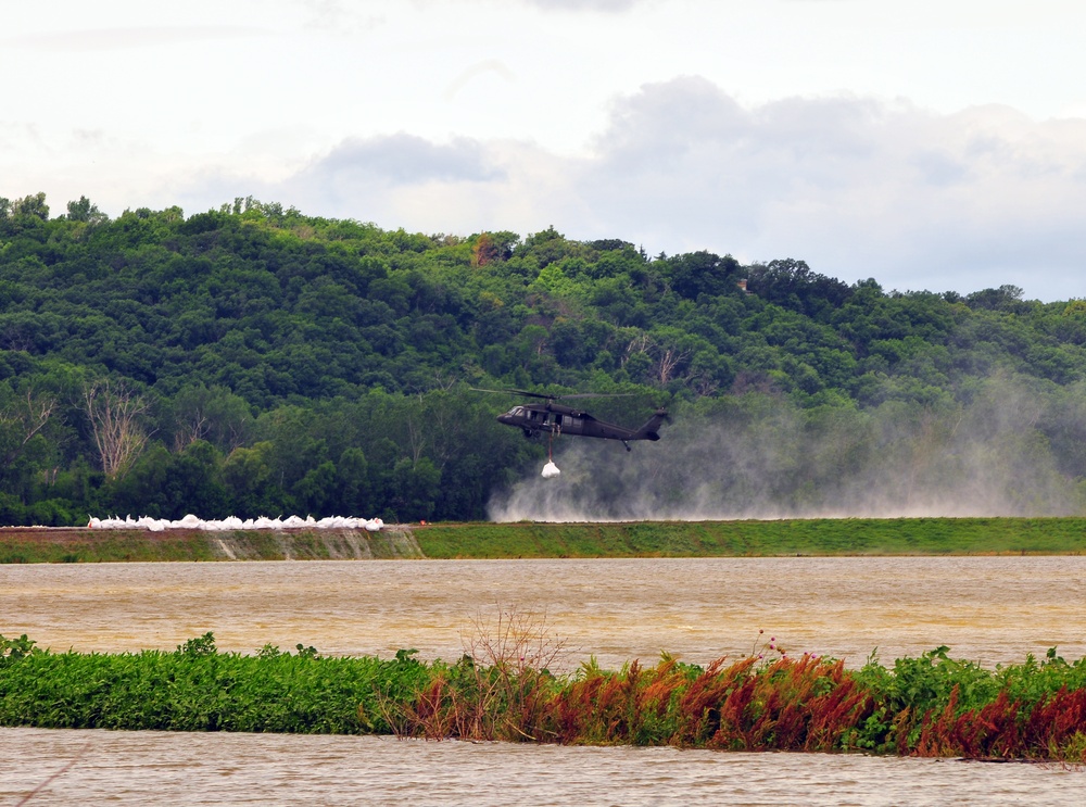 Missouri Guard Black Hawk helps in flood effort