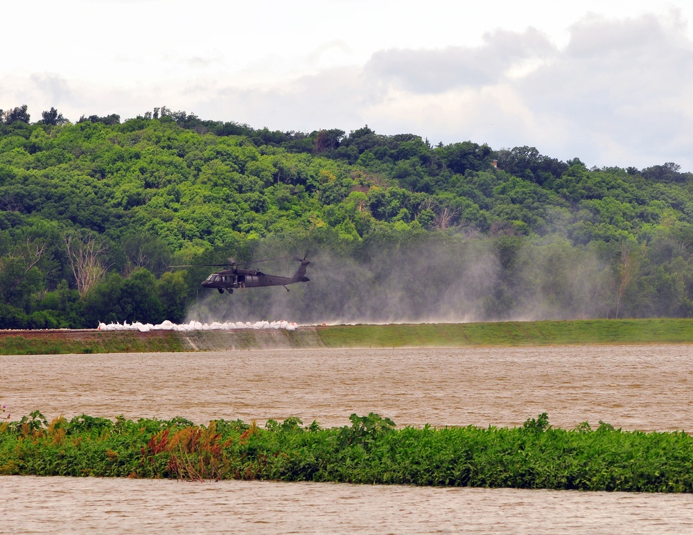 Missouri Guard Black Hawk helps in flood effort