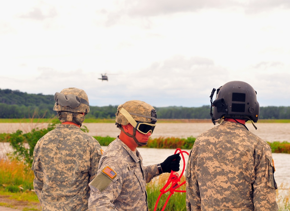 Missouri Guard Black Hawk helps in flood effort