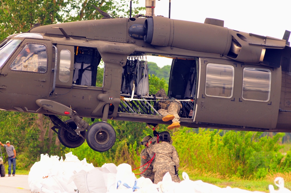 Missouri Guard Black Hawk helps in flood effort