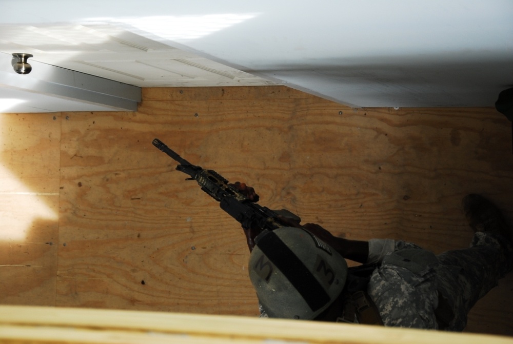 Integrated assault takes charge during Fuerzas Comando