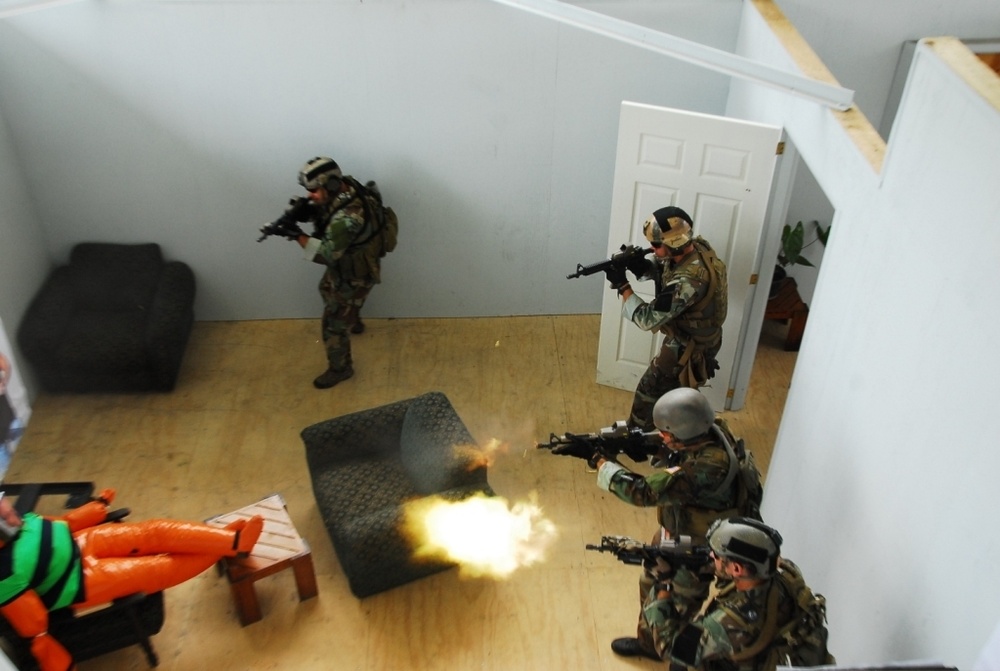 Integrated assault takes charge during Fuerzas Comando