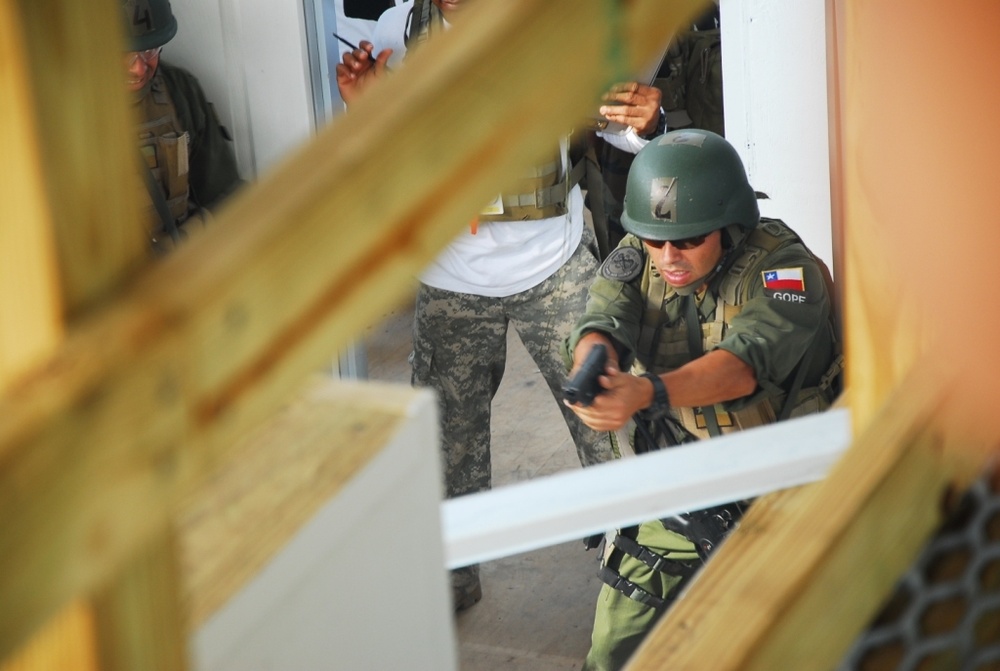 Integrated assault takes charge during Fuerzas Comando