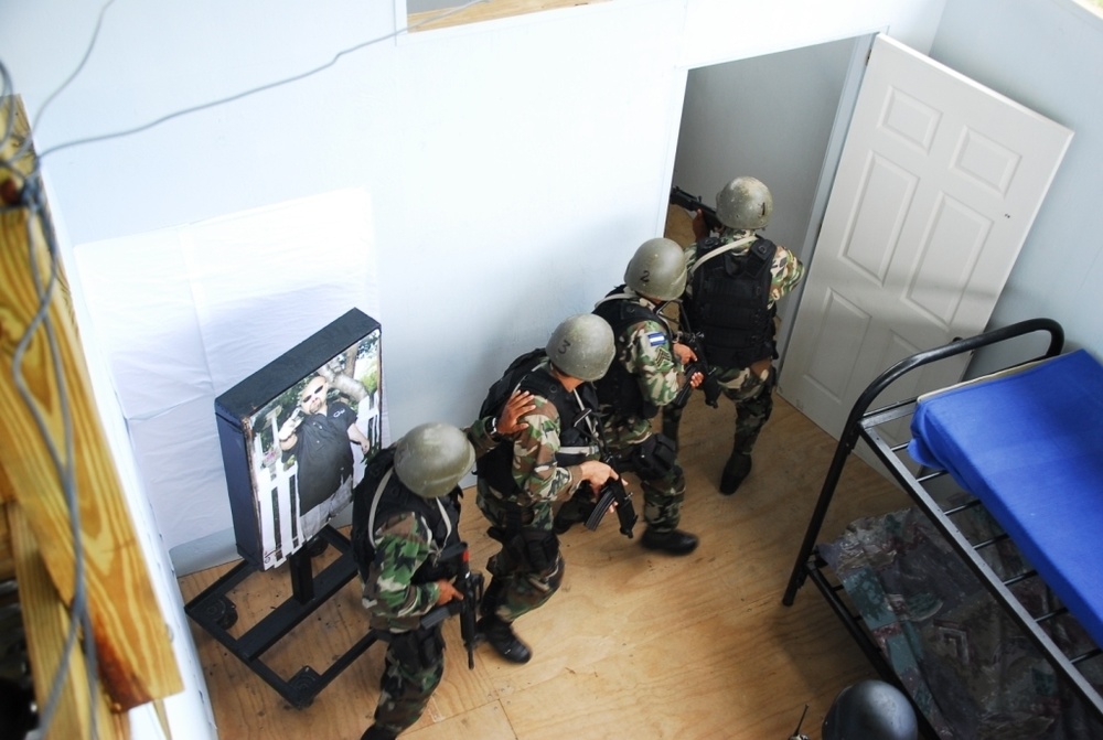 Integrated assault takes charge during Fuerzas Comando