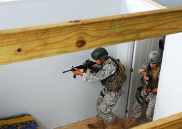 Integrated assault takes charge during Fuerzas Comando