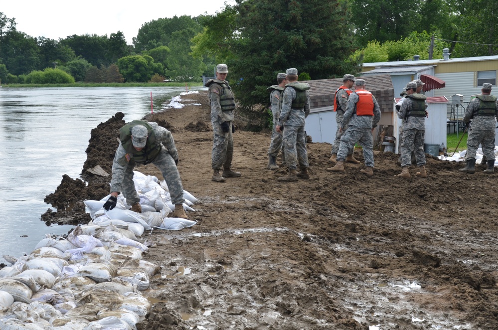 Corps, Guard take steps to hold off flooding