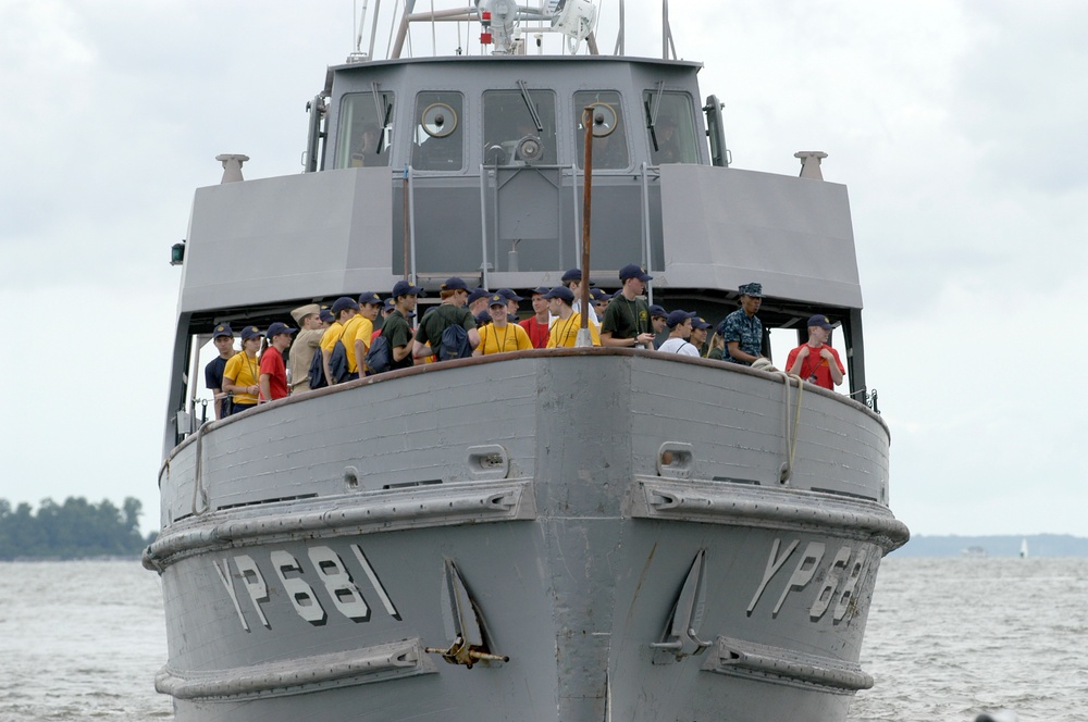 Students visit Naval Academy