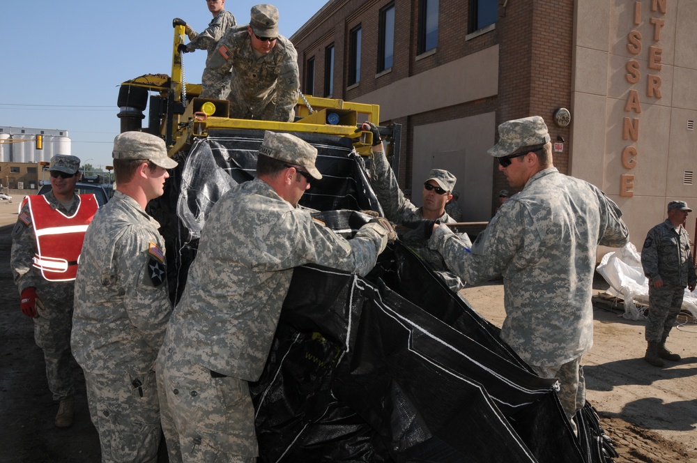 National Guard works on Minot flood levees