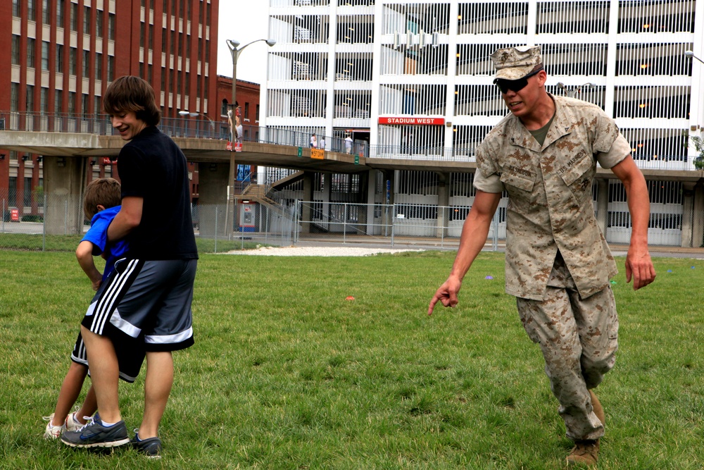 Run this way: Marine Week St. Louis