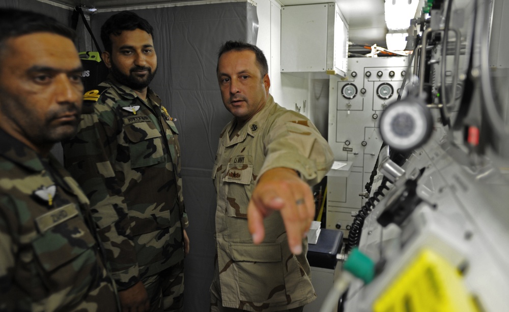 US Navy teaches diving techniques to Pakistan Navy divers