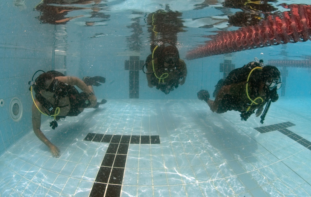 US Navy teaches diving techniques to Pakistan Navy divers