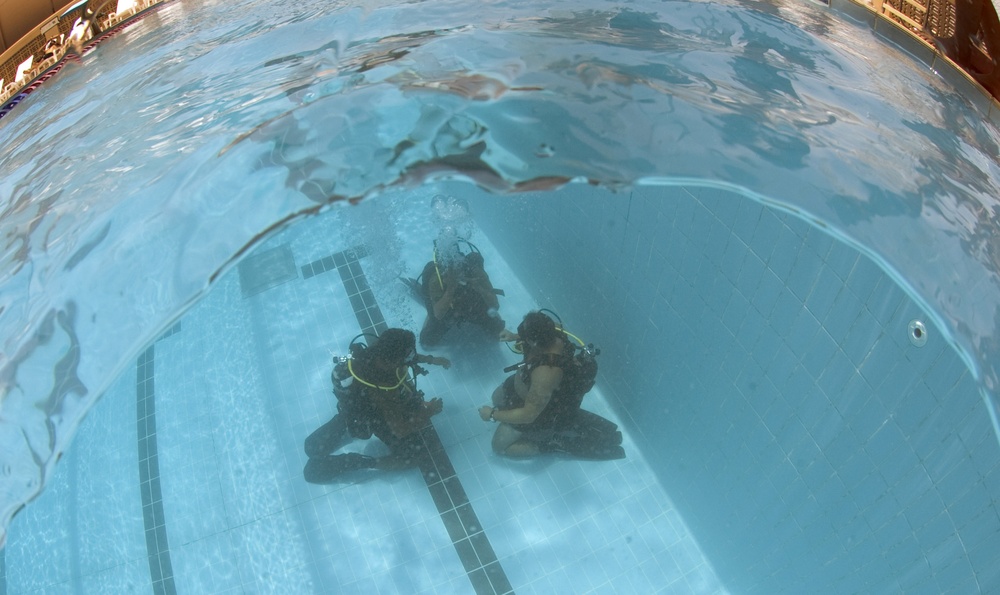 US Navy teaches diving techniques to Pakistan Navy divers