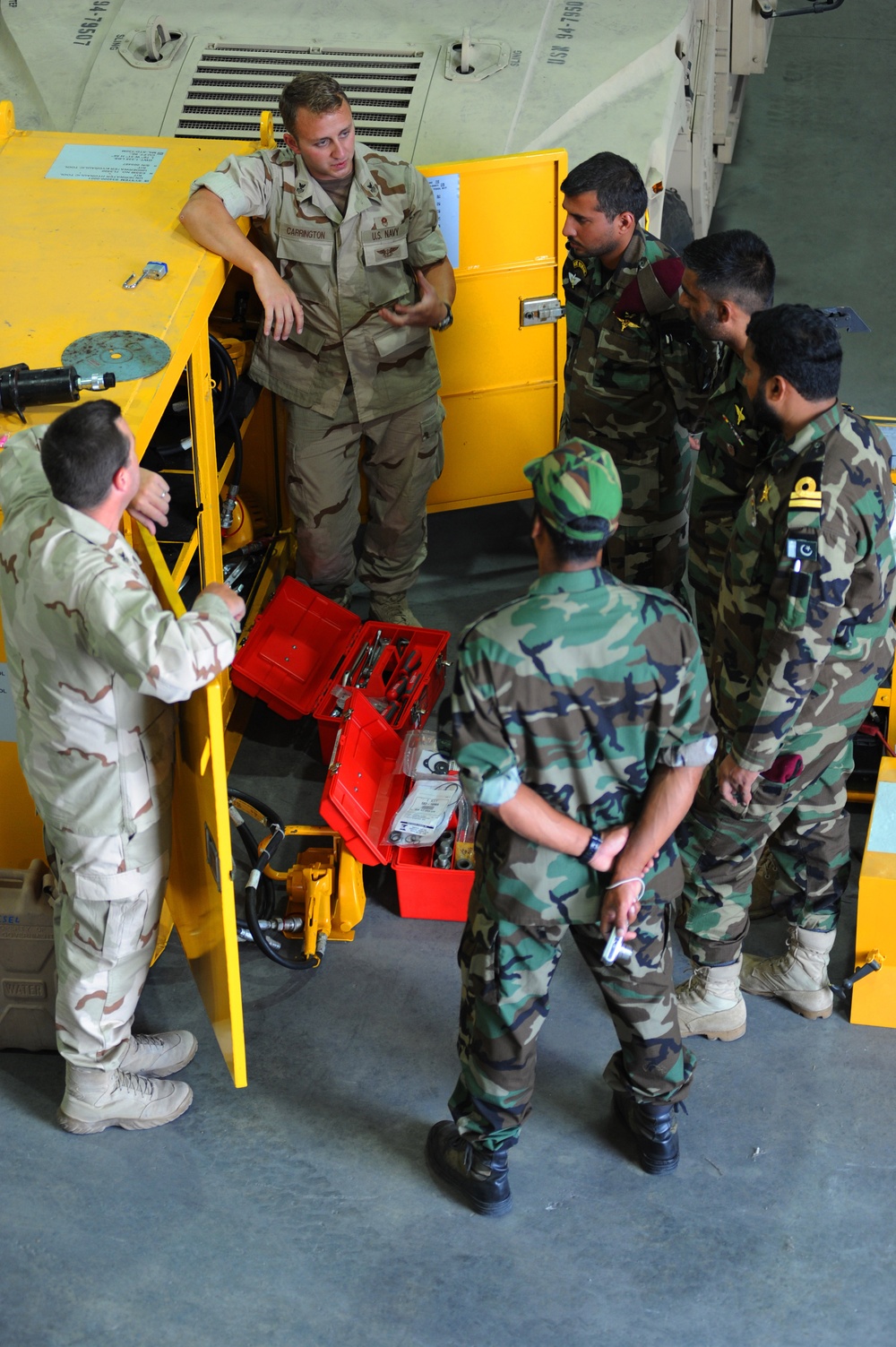 US Navy teaches diving techniques to Pakistan Navy divers