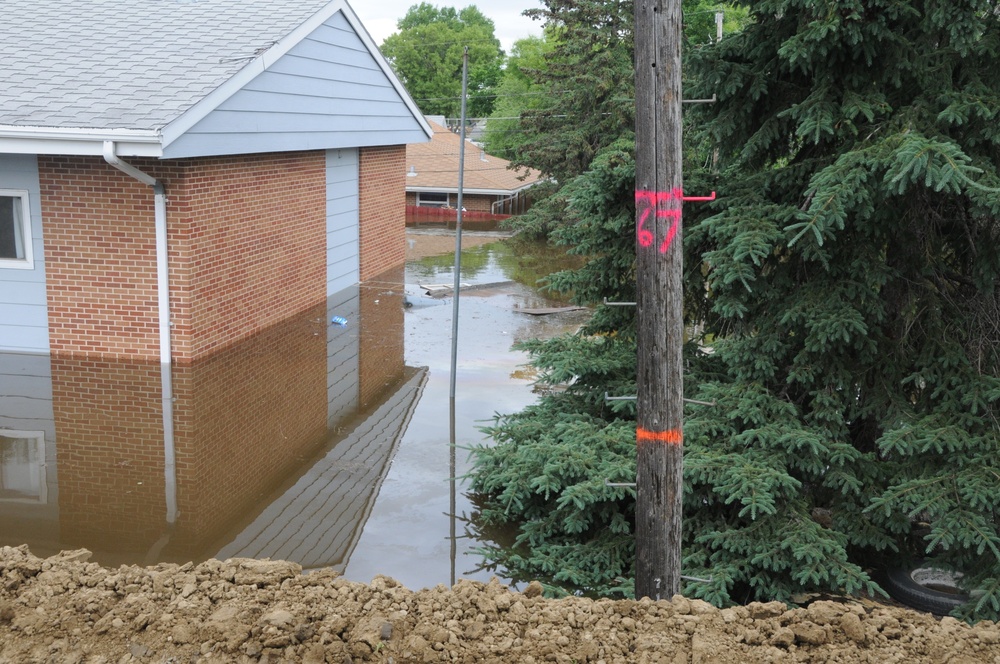 Minot emergency workers patch Broadway levee