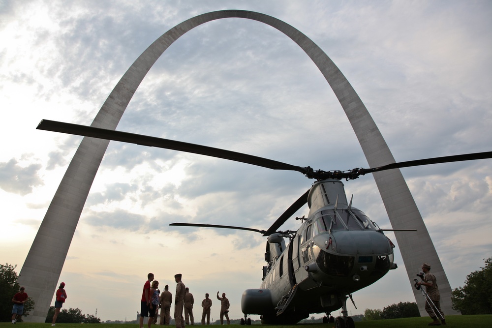 Marines conduct combat air and sea demonstration at Gateway Arch