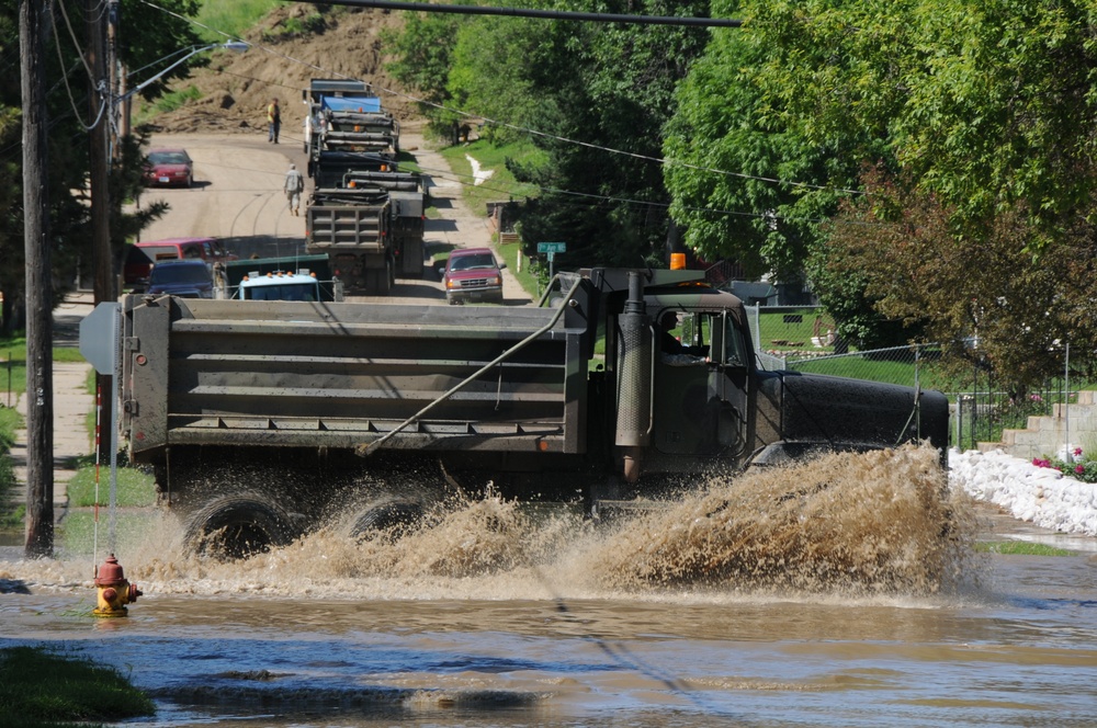 Black Hawks reinforce flood levees in Minot