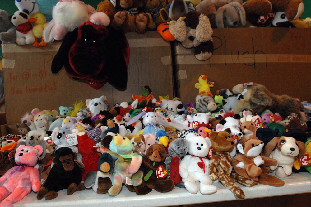 Sailors from Mobile Mine Assembly Unit Eight support Operation Airlift Japan