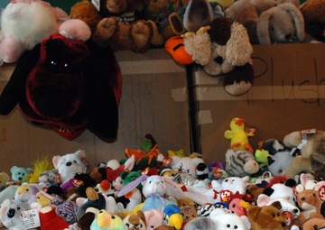 Sailors from Mobile Mine Assembly Unit Eight support Operation Airlift Japan