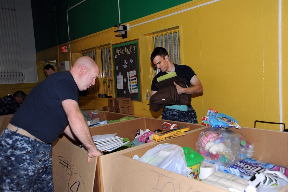Sailors from Mobile Mine Assembly Unit Eight support Operation Airlift Japan