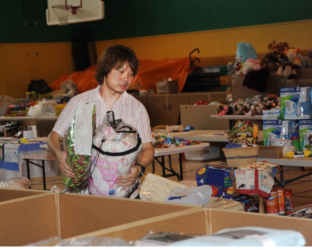 Sailors from Mobile Mine Assembly Unit Eight support Operation Airlift Japan