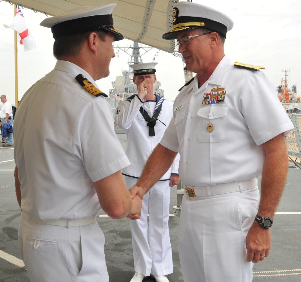 Commander of 2nd Fleet meets commander of HMS Dauntless