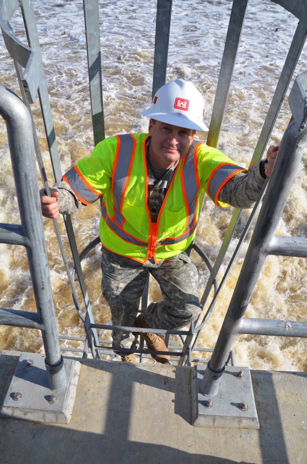 Corps continues the Minot flood fight