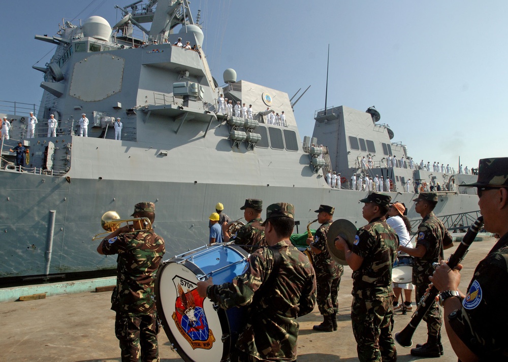 USS Chung-Hoon in the Philippines