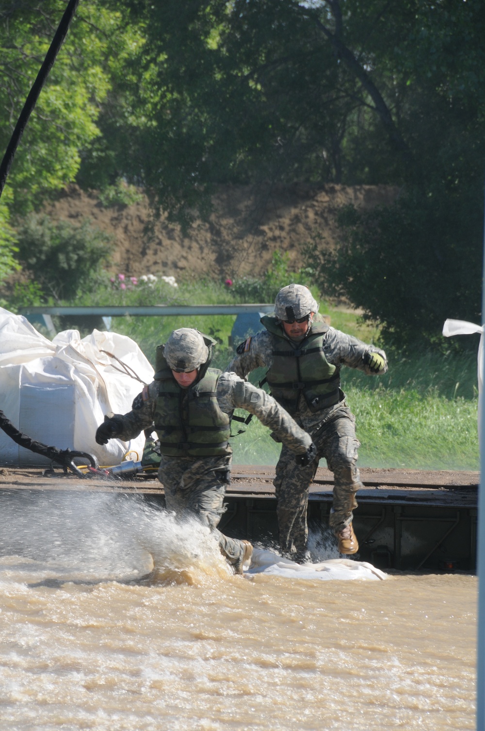 Soldiers must get wet to fight Minot flood