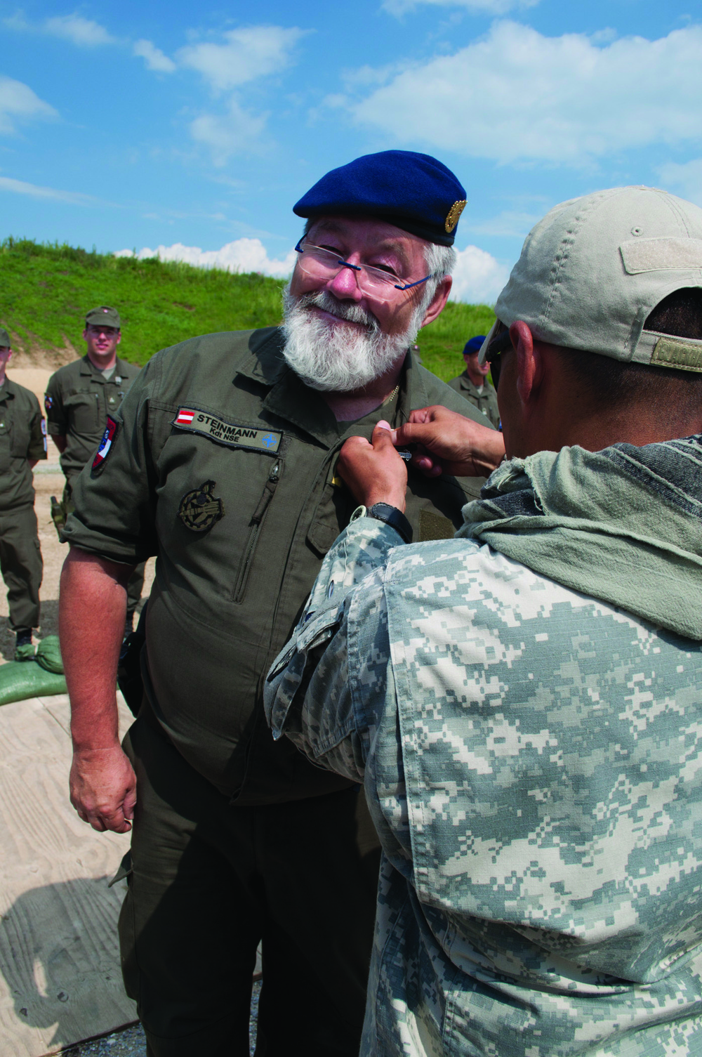 US soldier pins marksmanship badge on Austrian colonel