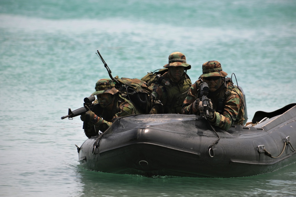 Dutch Marines train Riverines