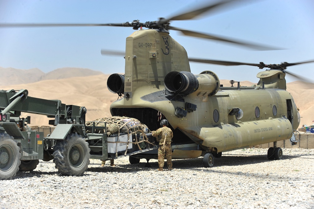 Chinook receiving cargo, 1st ACB