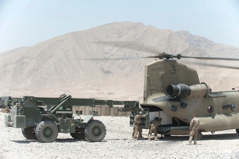 ISAF loads cargo into a CH-47F Chinook, 1st ACB