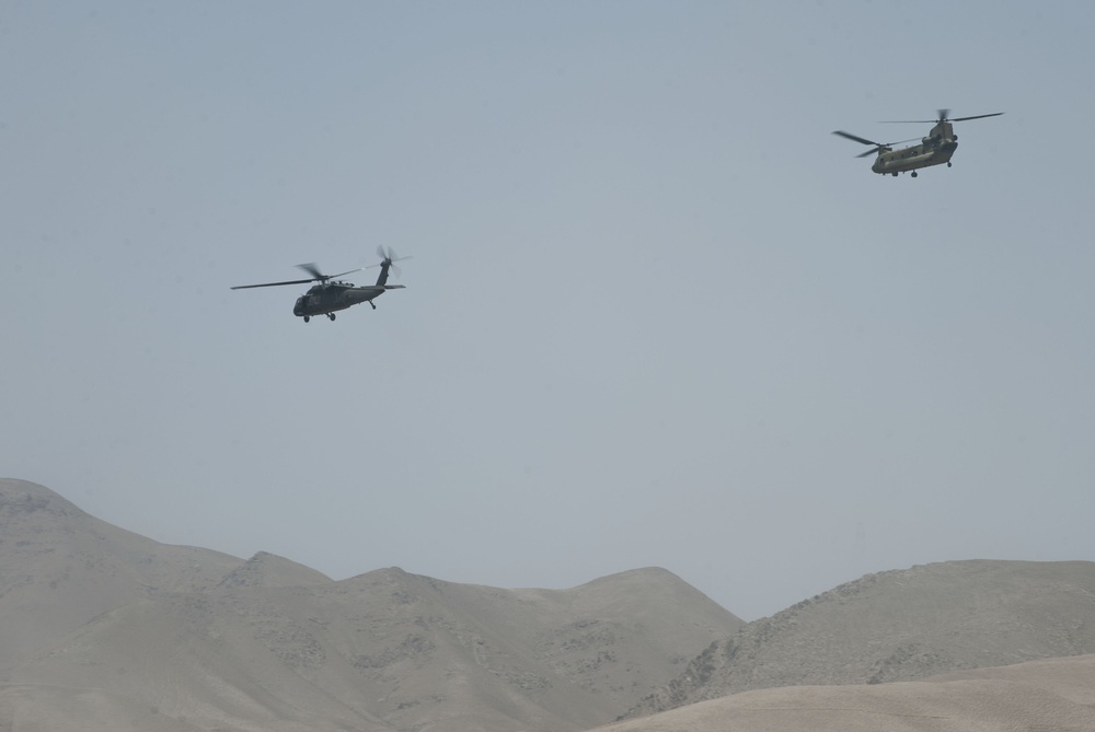 CH-47F Chinook and a UH-60 Blackhawk from 1st Air Cavalry Brigade