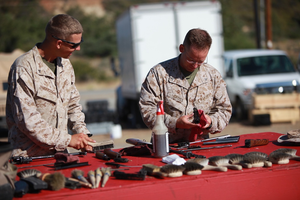 Advisor Training Group instructs foreign weapons course
